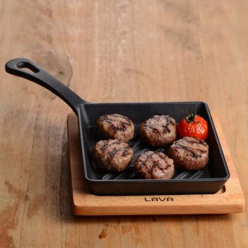 Lava Döküm Mini Kare Izgara Tava Kayın Ahşap Altlıklı Döküm Demir Yekpare Saplı Ölçü 16x16cm.
