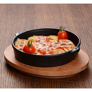 Lava Döküm Yuvarlak Güveç Kabı Döküm Demir Yekpare Çift Kulplu Kayın Servis Ahşabı Çap(Ø)17cm.