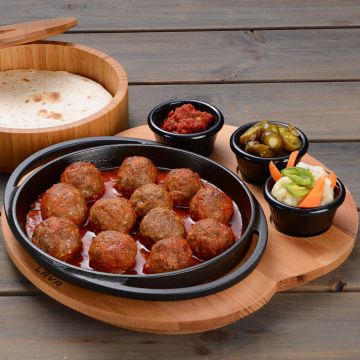Lava Döküm Yuvarlak Sahan Döküm Demir Yekpare Çift Kulplu Kayın Servis Ahşabı Çap(Ø)20cm. (Sos kapları dahil değildir.)