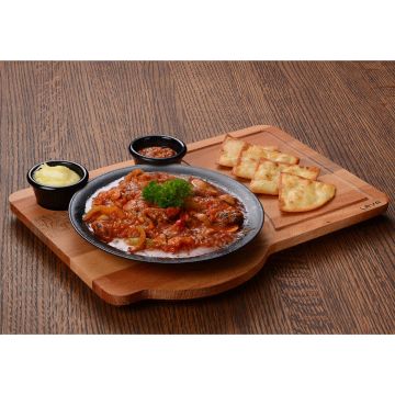 Lava Döküm Yuvarlak Servis Tabağı ve Kayın Servis Ahşabı. Çap(Ø)21cm. (Sos kapları dahil değildir.)
